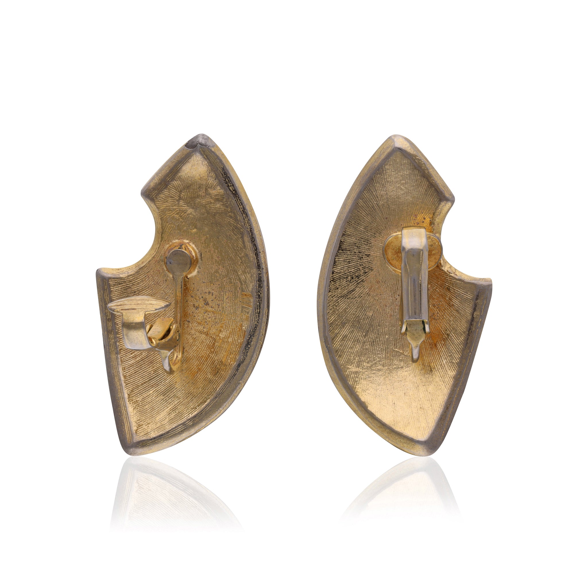 Vintage enamel striped seashell like ear-clips
