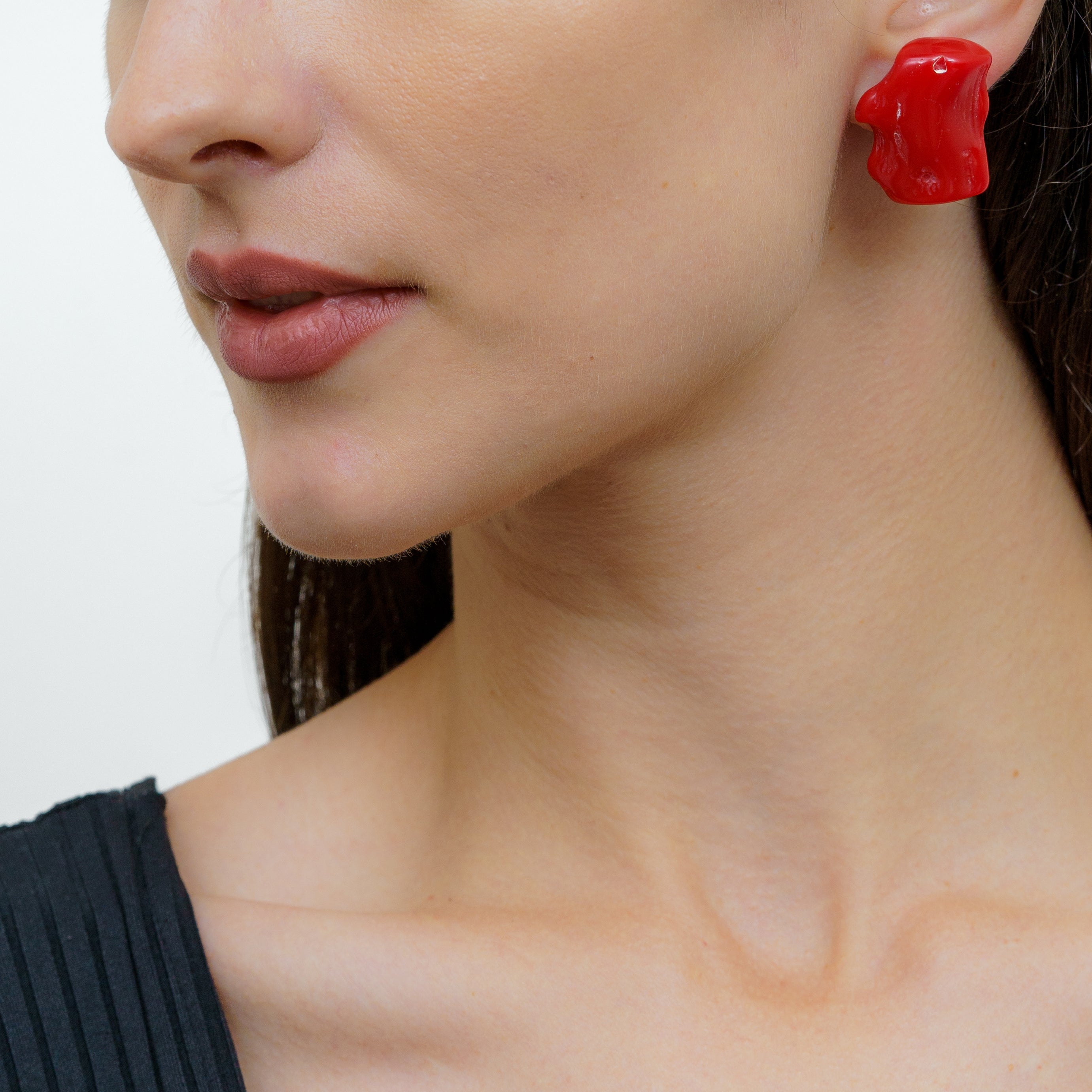 clips d’oreilles en plastique rouge vintage Kenneth Jay Lane