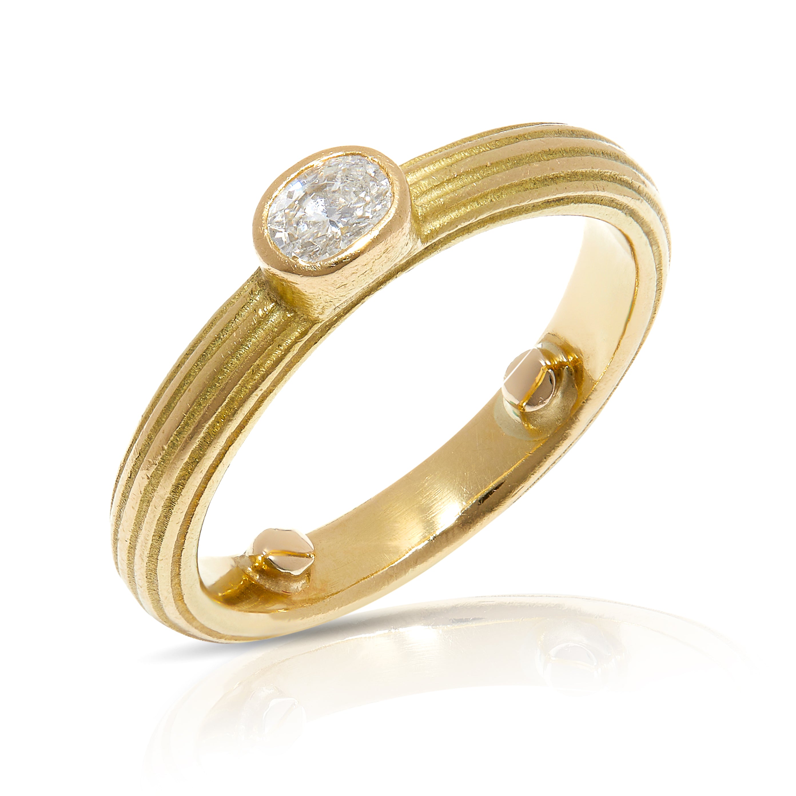 Fluted 18ct gold band ring in a Florentine finish with oval-cut diamond centre.