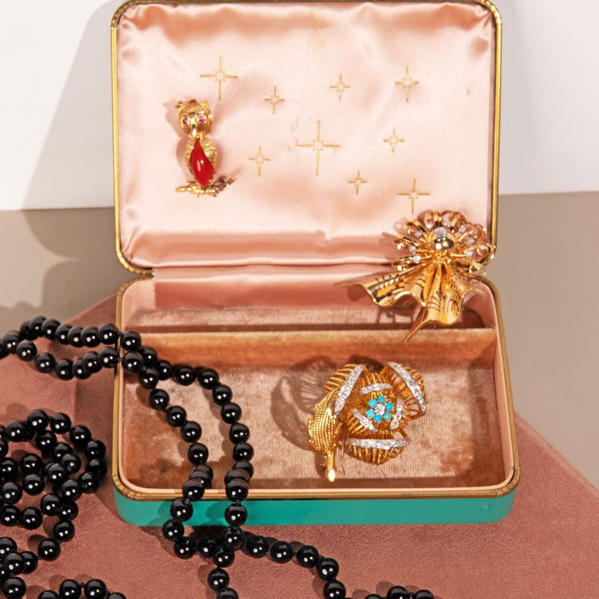 Is jewellery a good investment and why collect vintage pieces?