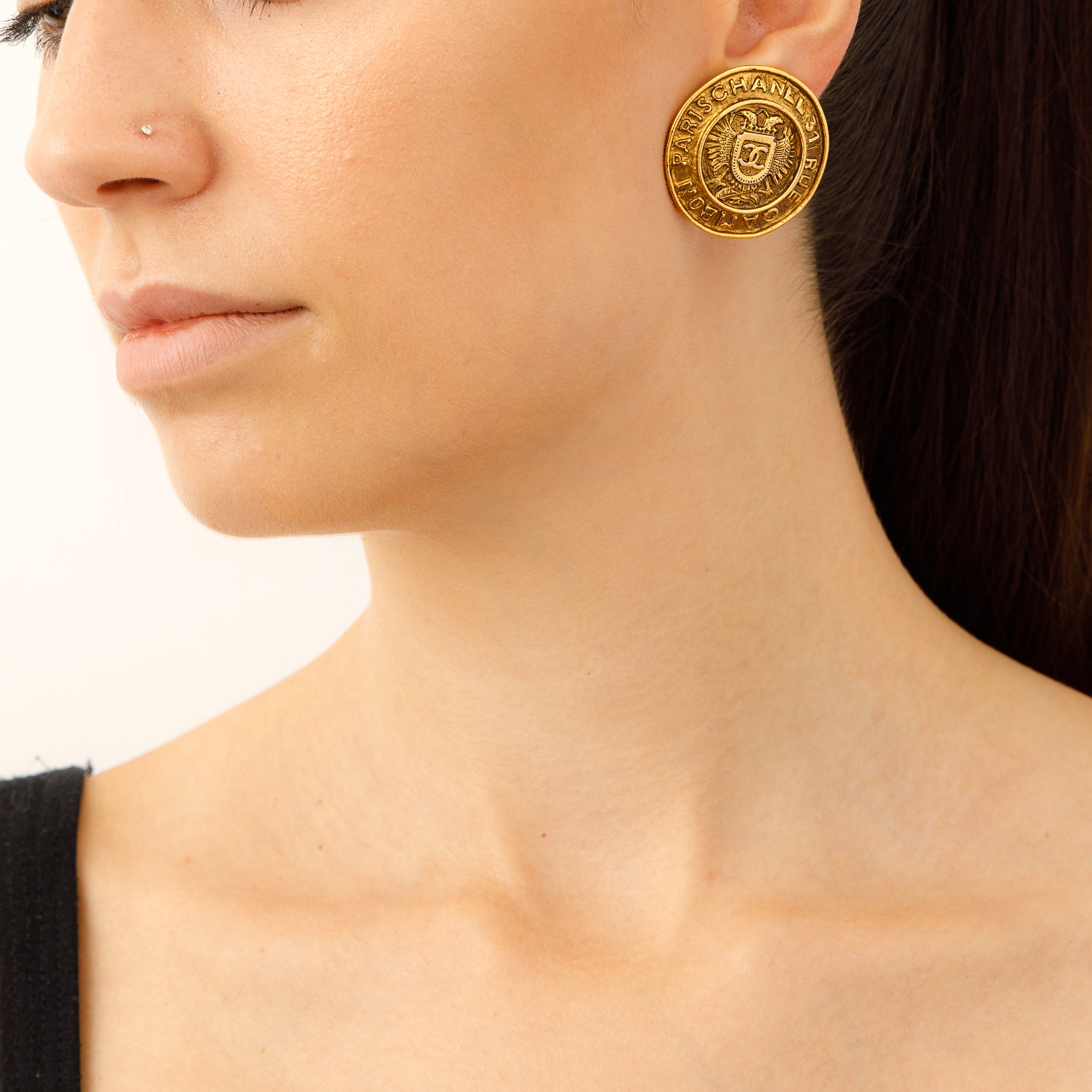 Boucles d'oreilles vintage Chanel Rue Cambon avec écusson