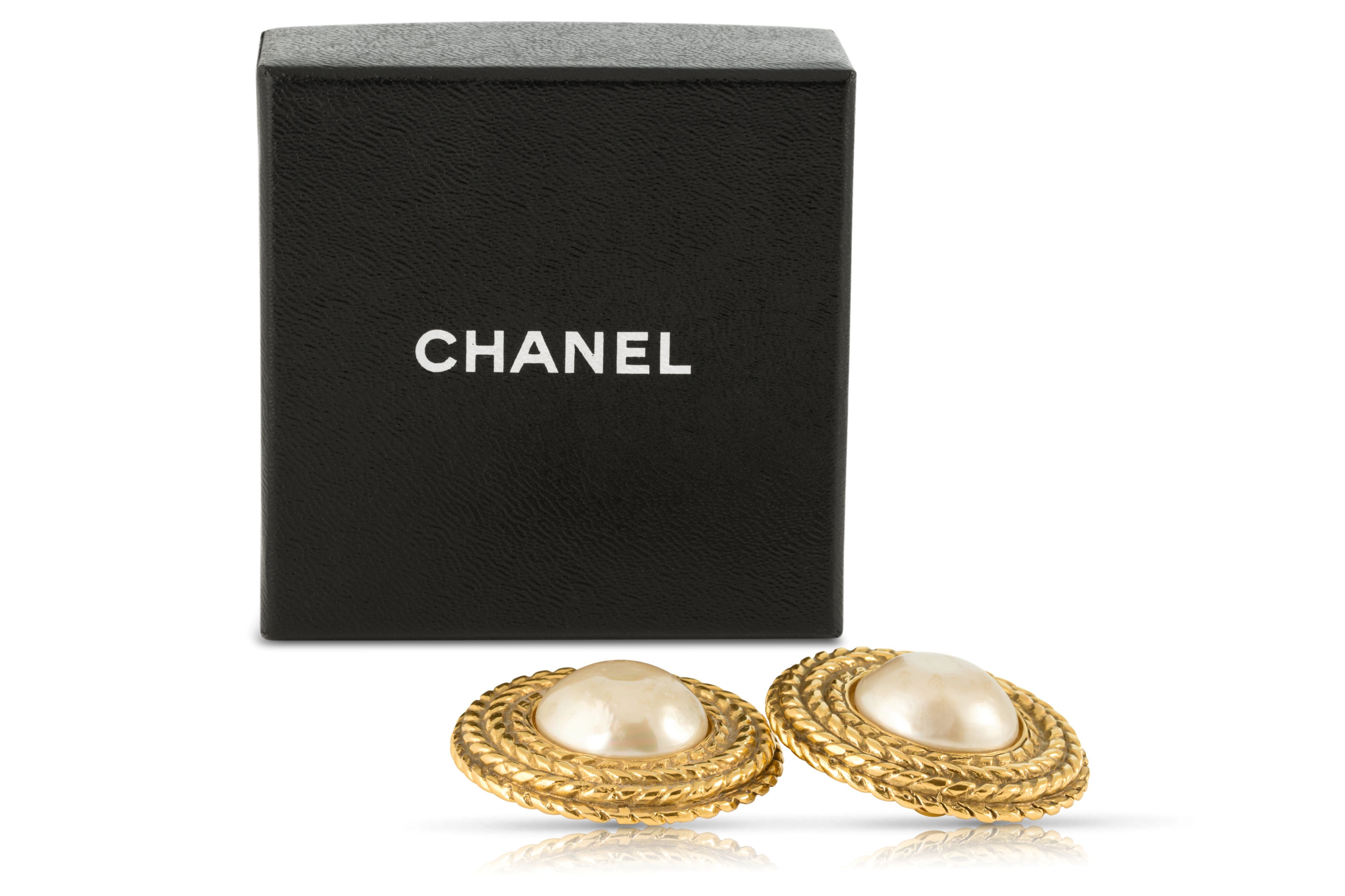 Boucles d’oreilles Chanel Faux Pearl Button des années 1980