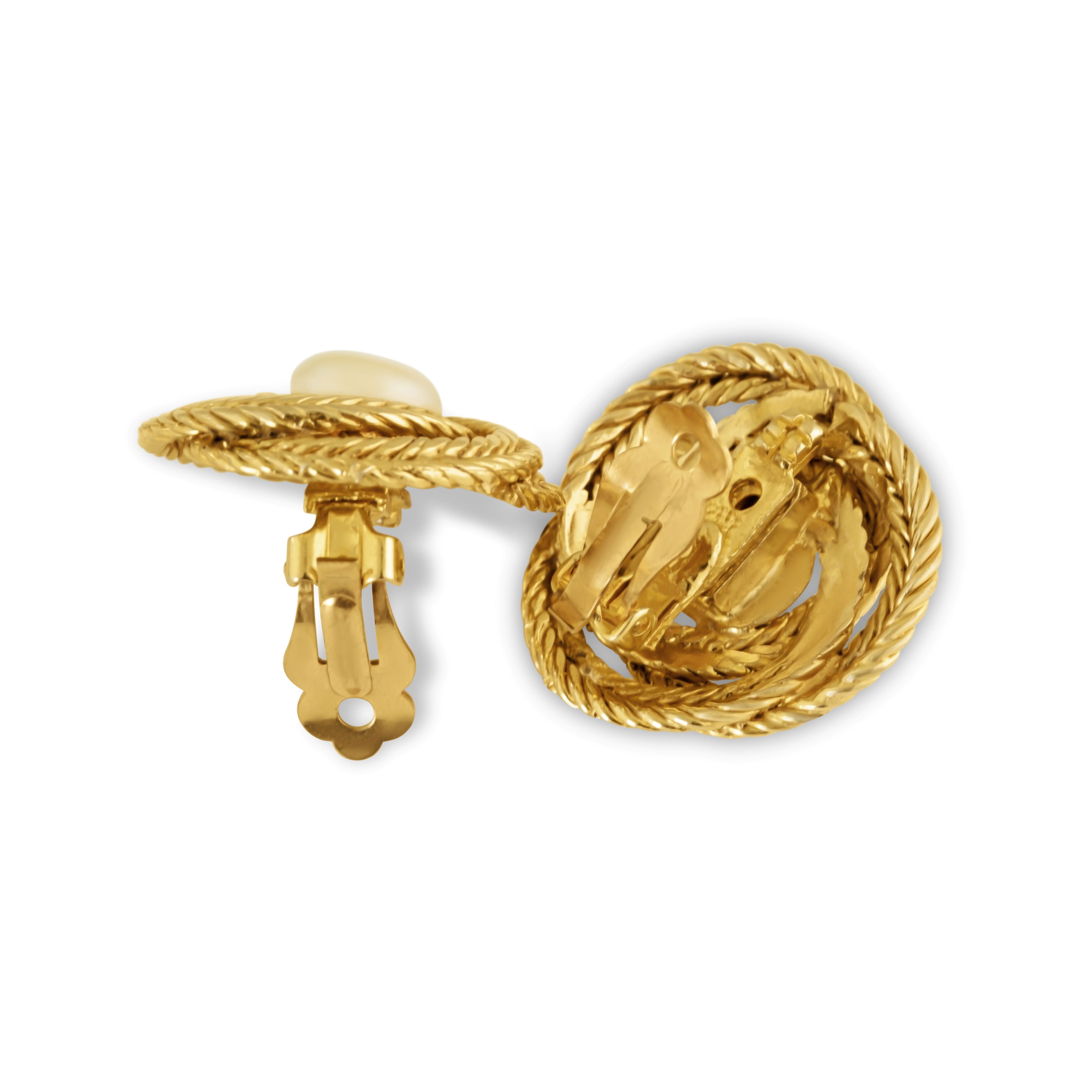 clips d’oreilles vintage plissés en or costume