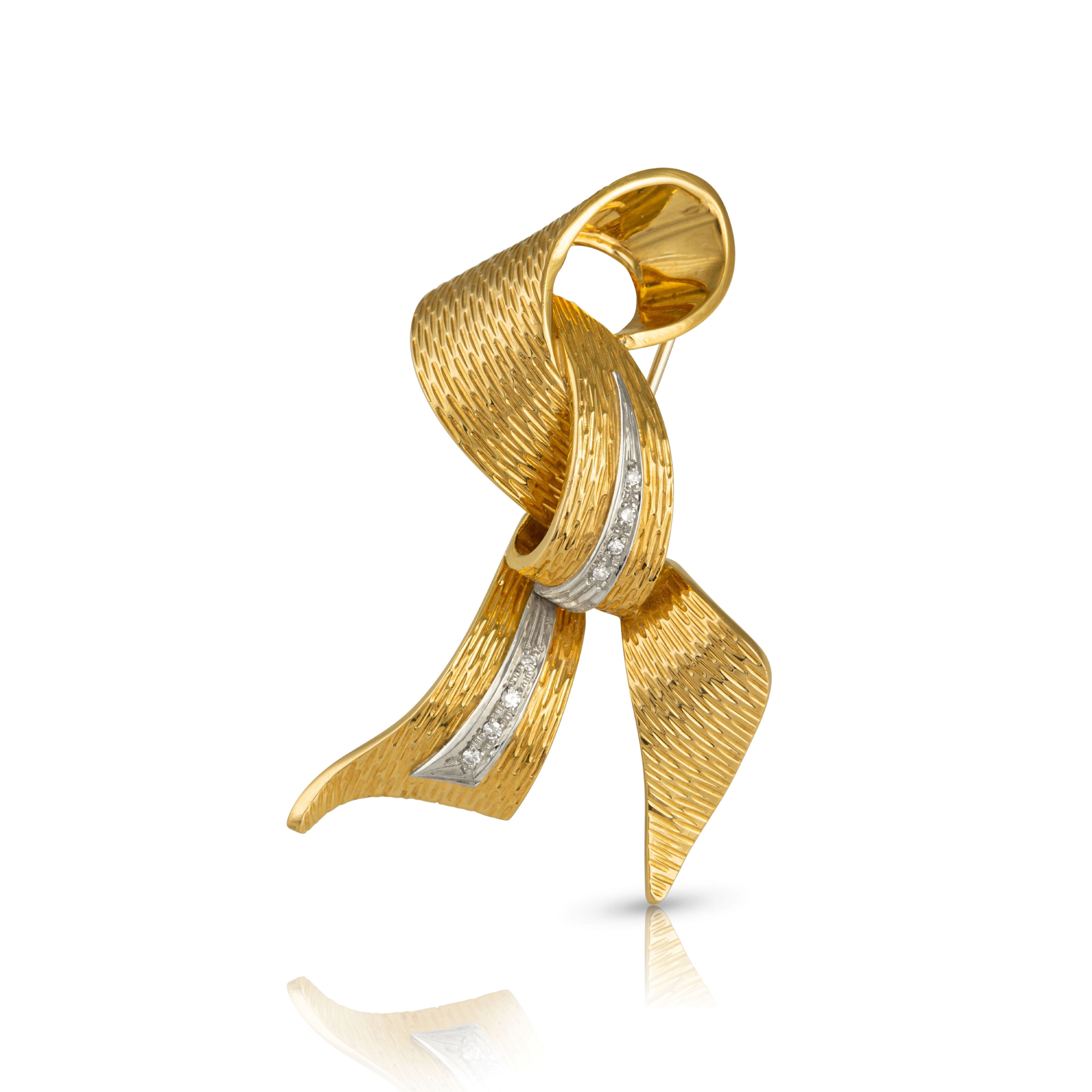 Vintage textured 18ct gold brooch with diamonds in ribbon motif from the 1960s.
