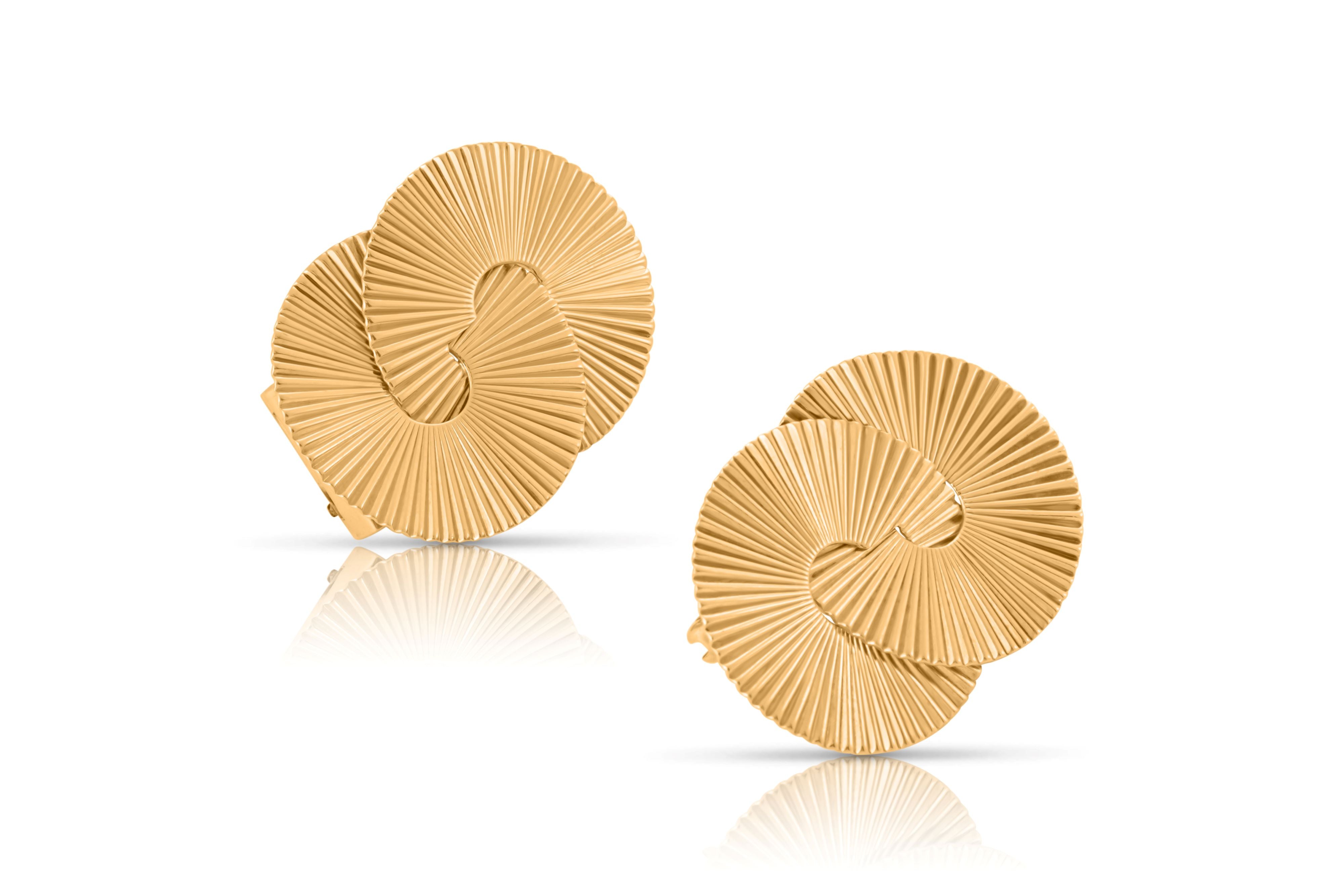 Retro 1950s pair of gold brooches shaped as interlocking circles.