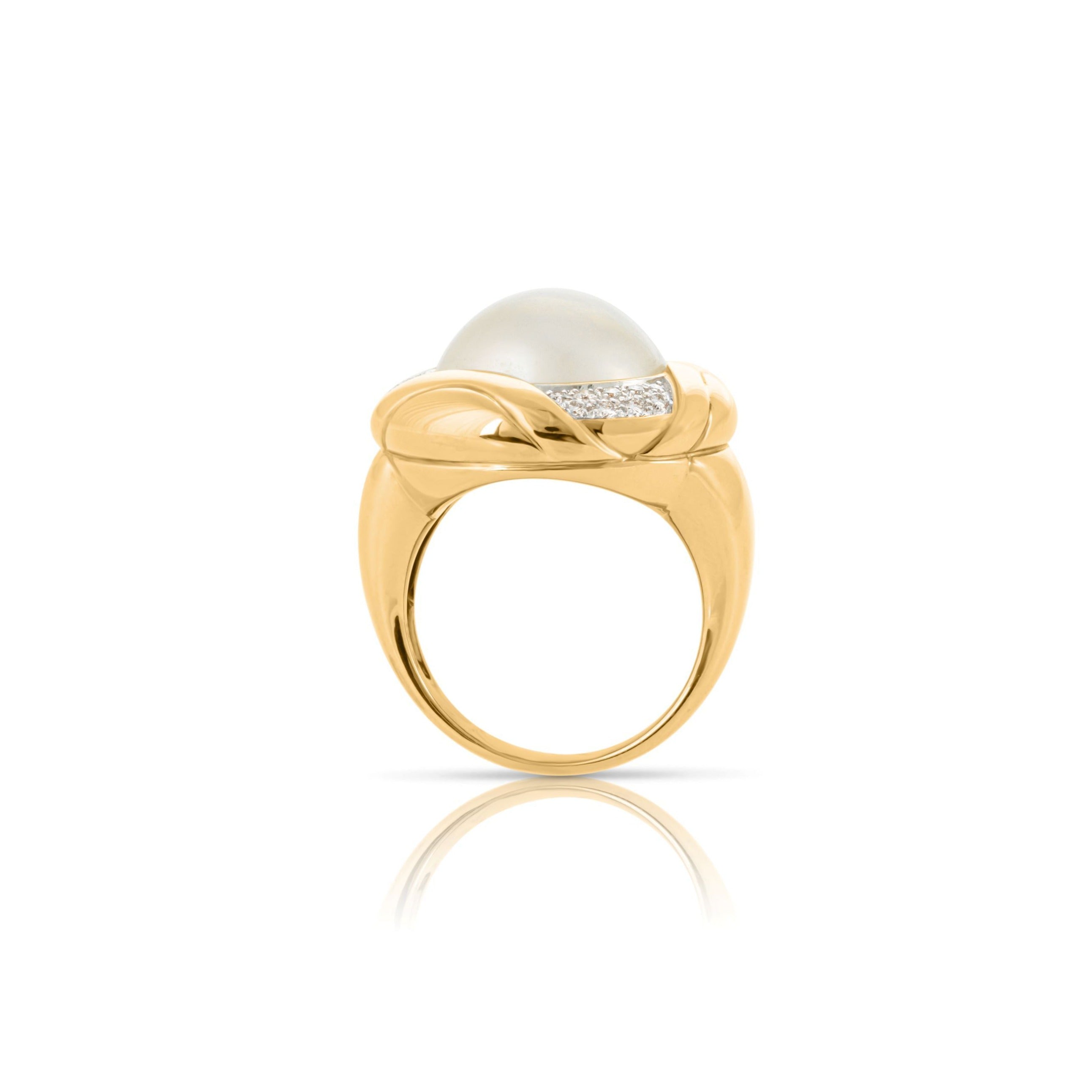Vintage pearl ring in 18ct gold and diamond accents.