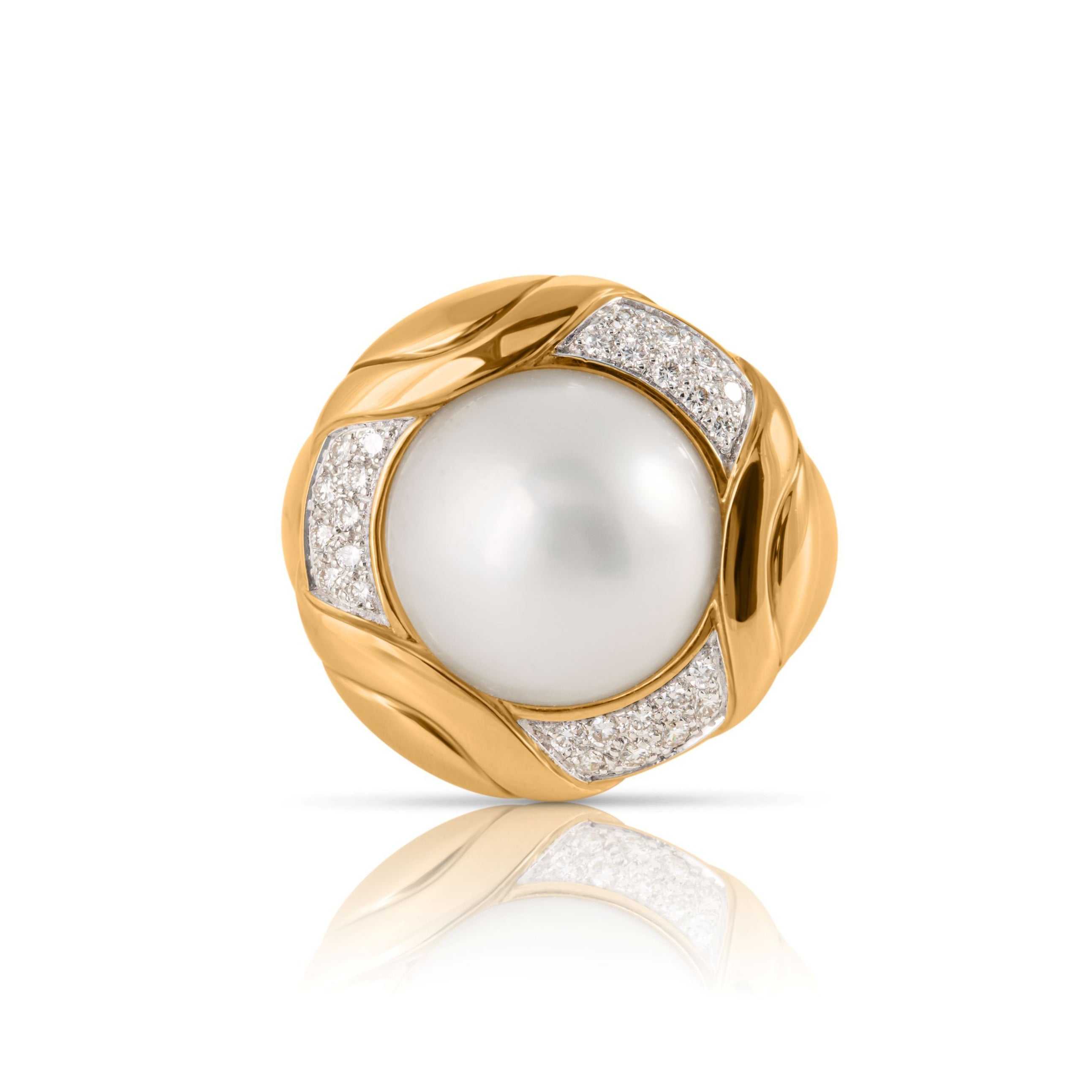 18ct gold pearl ring with diamond accents.