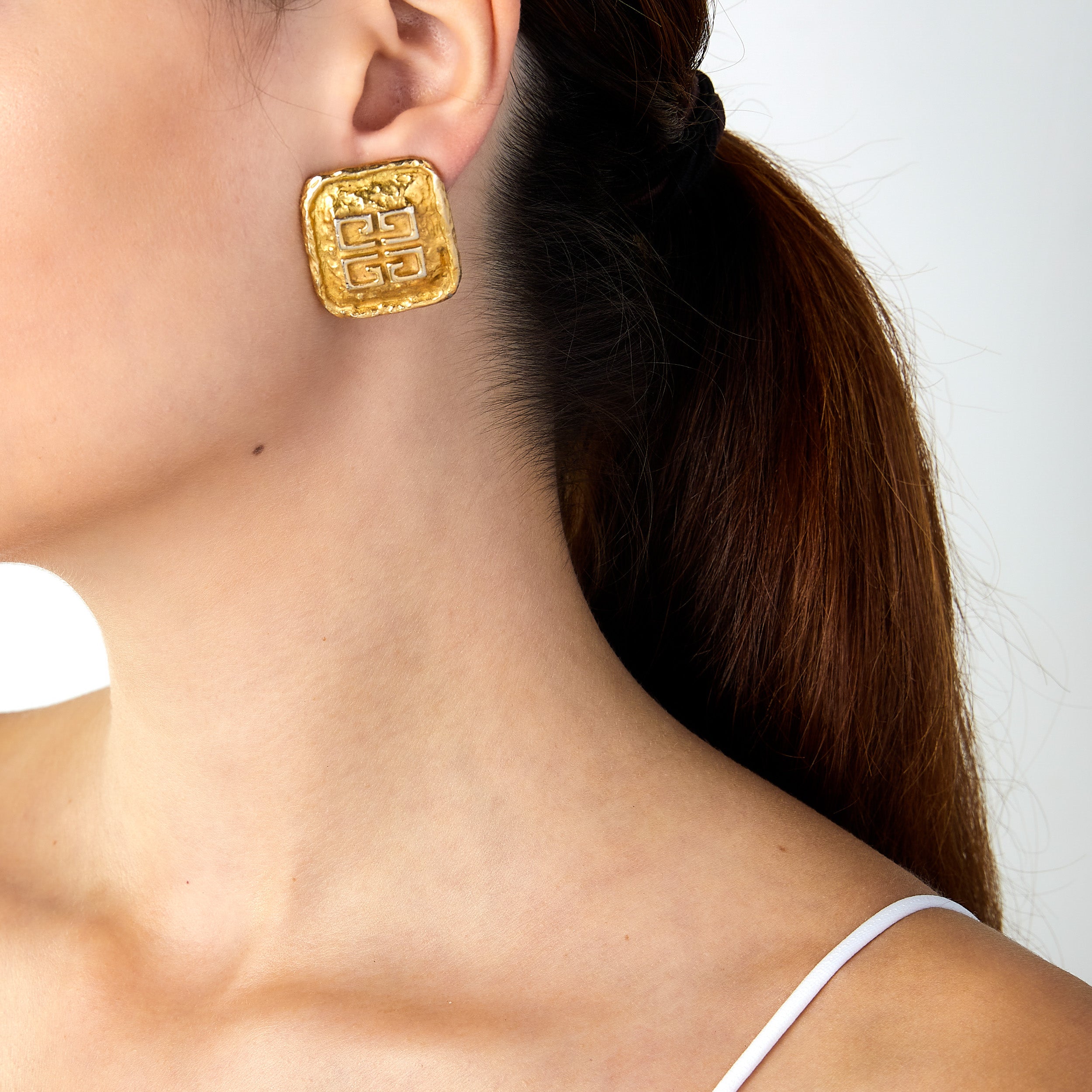 Clips d'oreilles à clé grecque en or texturé vintage Givenchy
